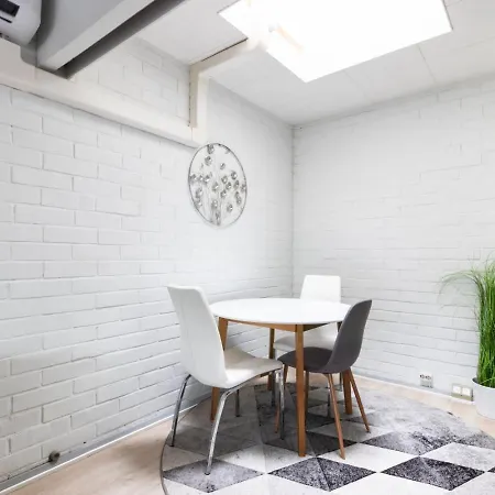 Spacious And Cozy 2-room For 4 In Kaivoksela, 아파트