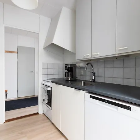 아파트 Spacious And Cozy 2-room For 4 In Kaivoksela,